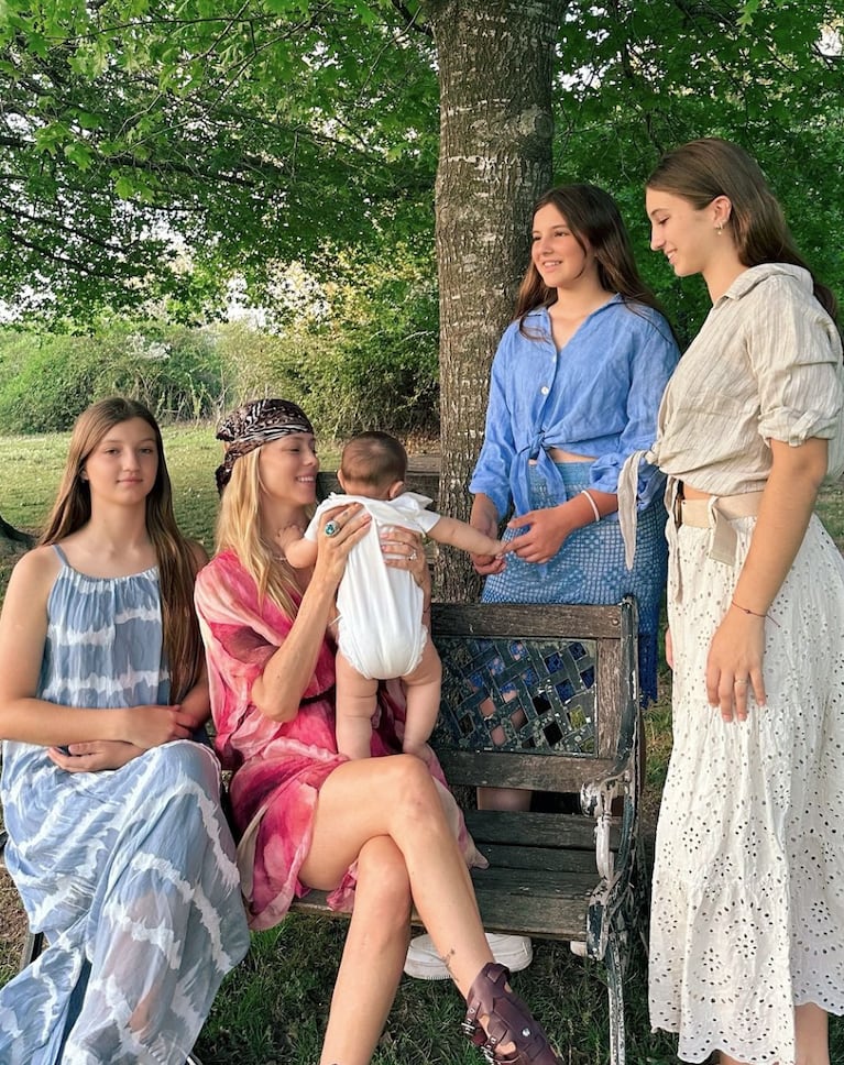 Nicole con sus hijas y su bebé.