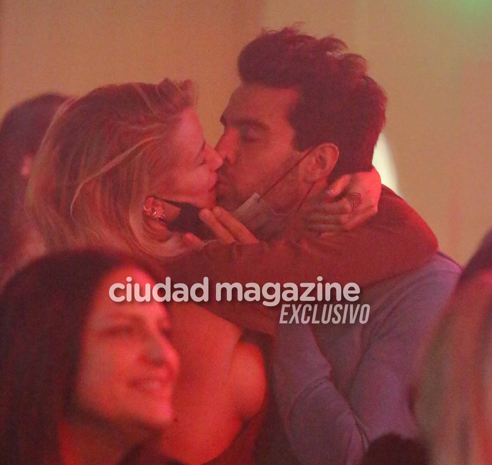  Nicole Neumann, a los besos apasionados con José Manuel Urcera (Foto: Movilpress)