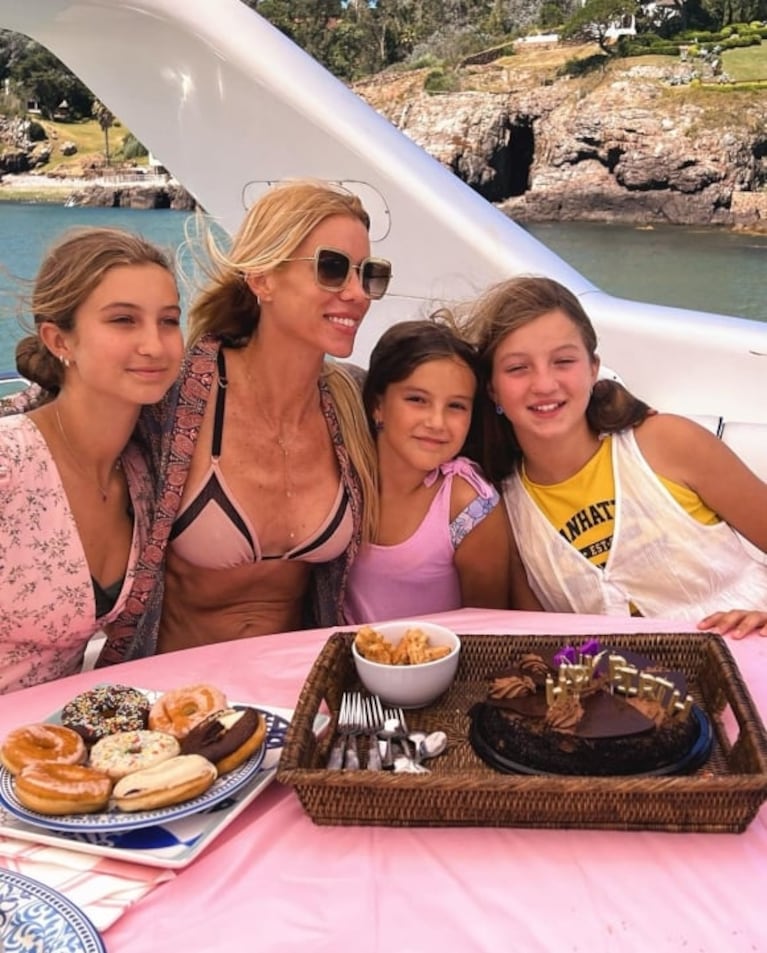 Nicole Neumann celebró el cumpleaños de Allegra en un yate con Manu Urcera y Wanda Nara le regaló un "like"