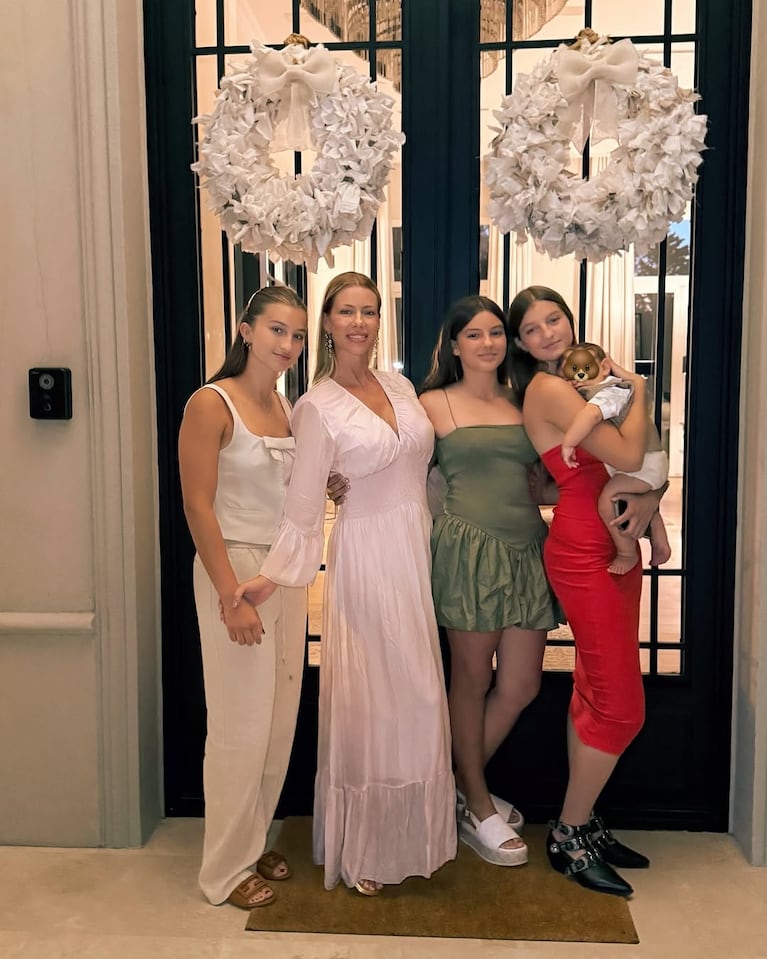 Nicole Neumann, con sus hijas Allegra, Indiana y Sienna Cubero.