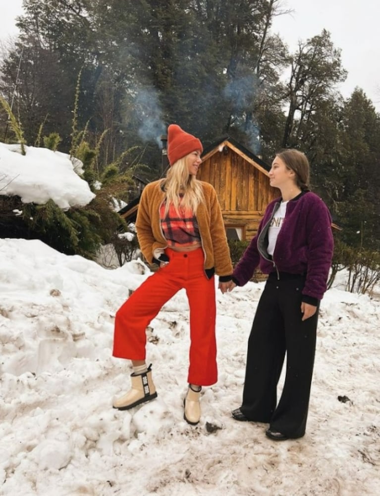 Nicole Neumann e Indiana Cubero modelaron en la nieve: los looks más lindos de madre e hija