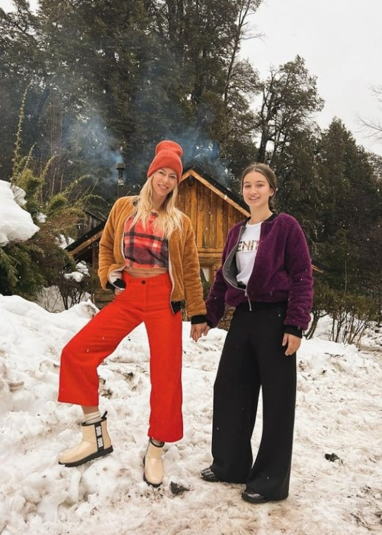 Nicole Neumann e Indiana Cubero modelaron en la nieve: los looks más lindos de madre e hija