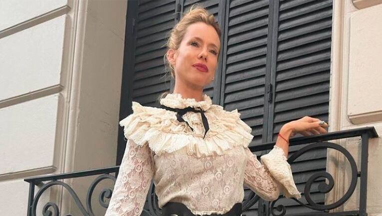 Nicole Neumann enamoró a sus fans con su look más romántico: mini vestido de encaje y botas texanas de caña alta.