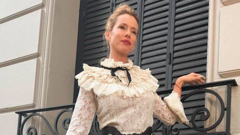 Nicole Neumann enamoró a sus fans con su look más romántico: mini vestido de encaje y botas texanas de caña alta.