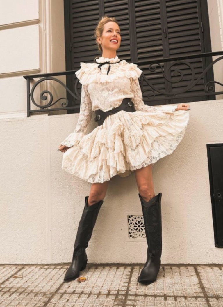 Nicole Neumann enamoró con un look romántico: mini vestido de encaje y botas texanas de caña alta