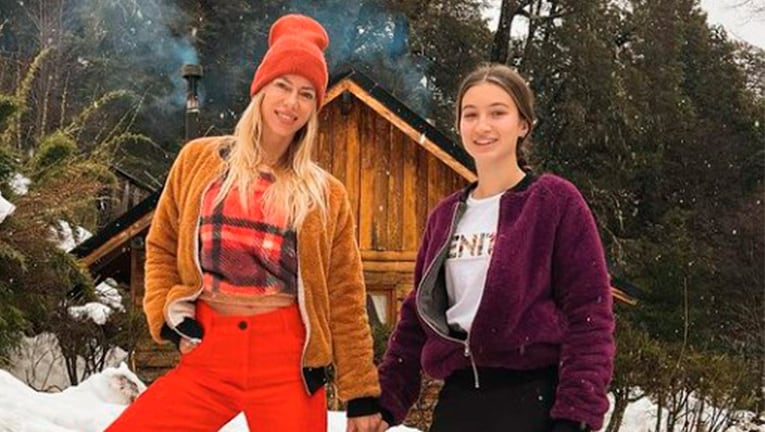 Nicole Neumann protagonizó una sesión de fotos con su hija Indiana en la nieve.