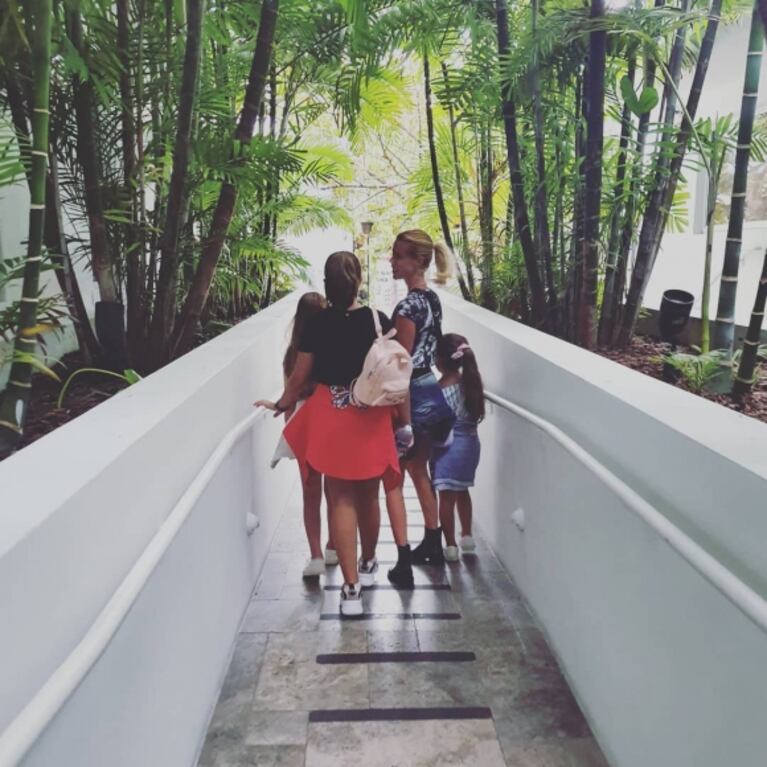 Nicole Neumann publicó una foto de su fin de año con sus hijas: "¡Juntas las cuatro!"