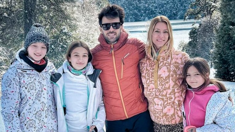 Nicole Neumann viajó a la nieve con Manu Urcera y sus hijas con Fabián Cubero.