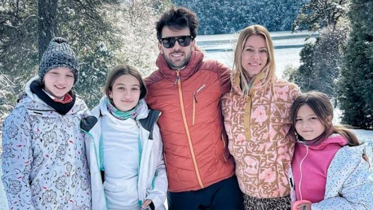 Nicole Neumann viajó a la nieve con Manu Urcera y sus hijas con Fabián Cubero.
