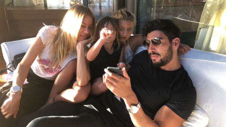 Nicole Neumann y dos de sus hijas, junto a Facundo Moyano en Punta del Este. (Foto: @connieansaldi)