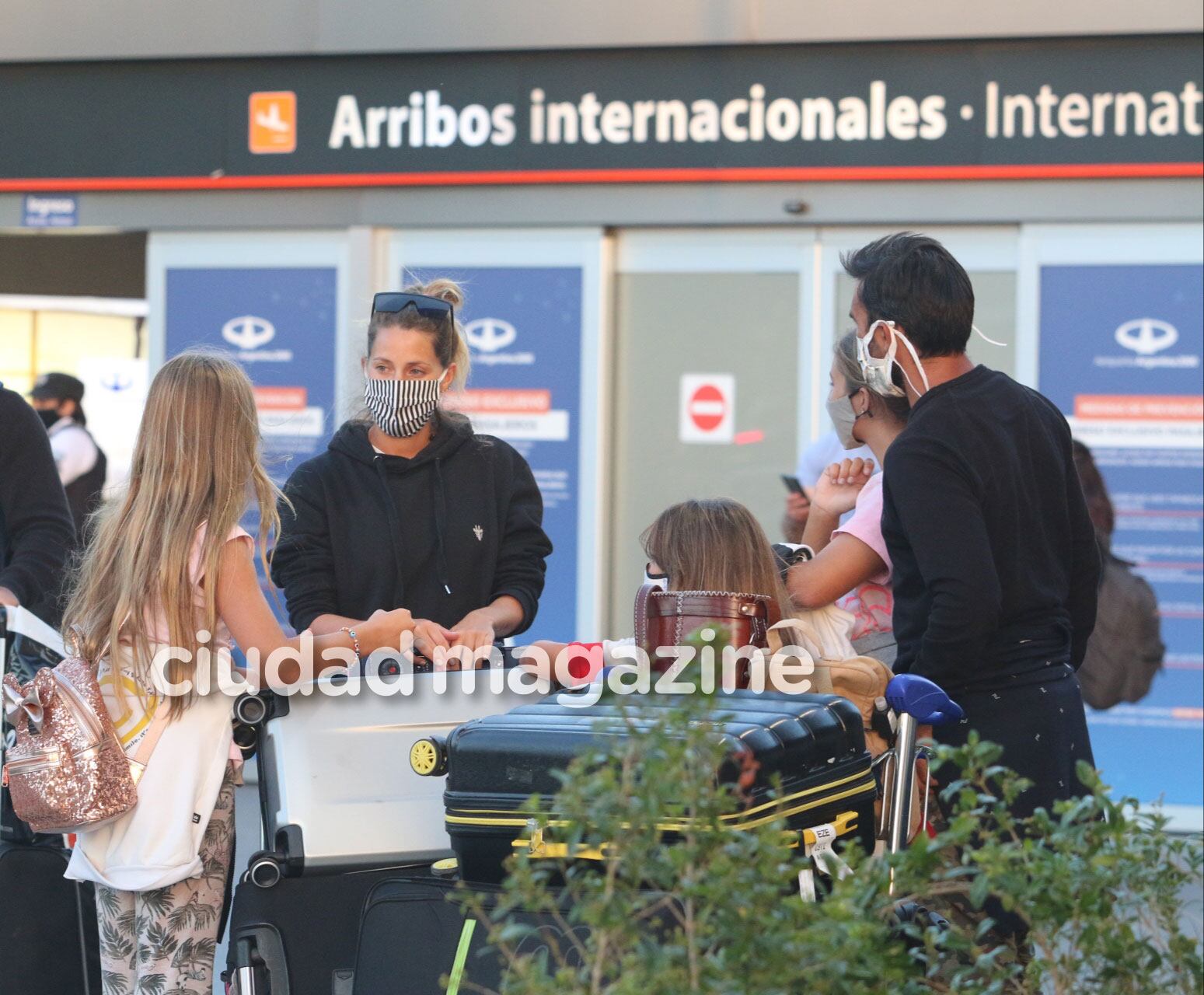 Nicole Neumann y Fabián Cubero regresaron al país junto a Indiana, Allegra y Sienna (Fotos: Movilpress). 