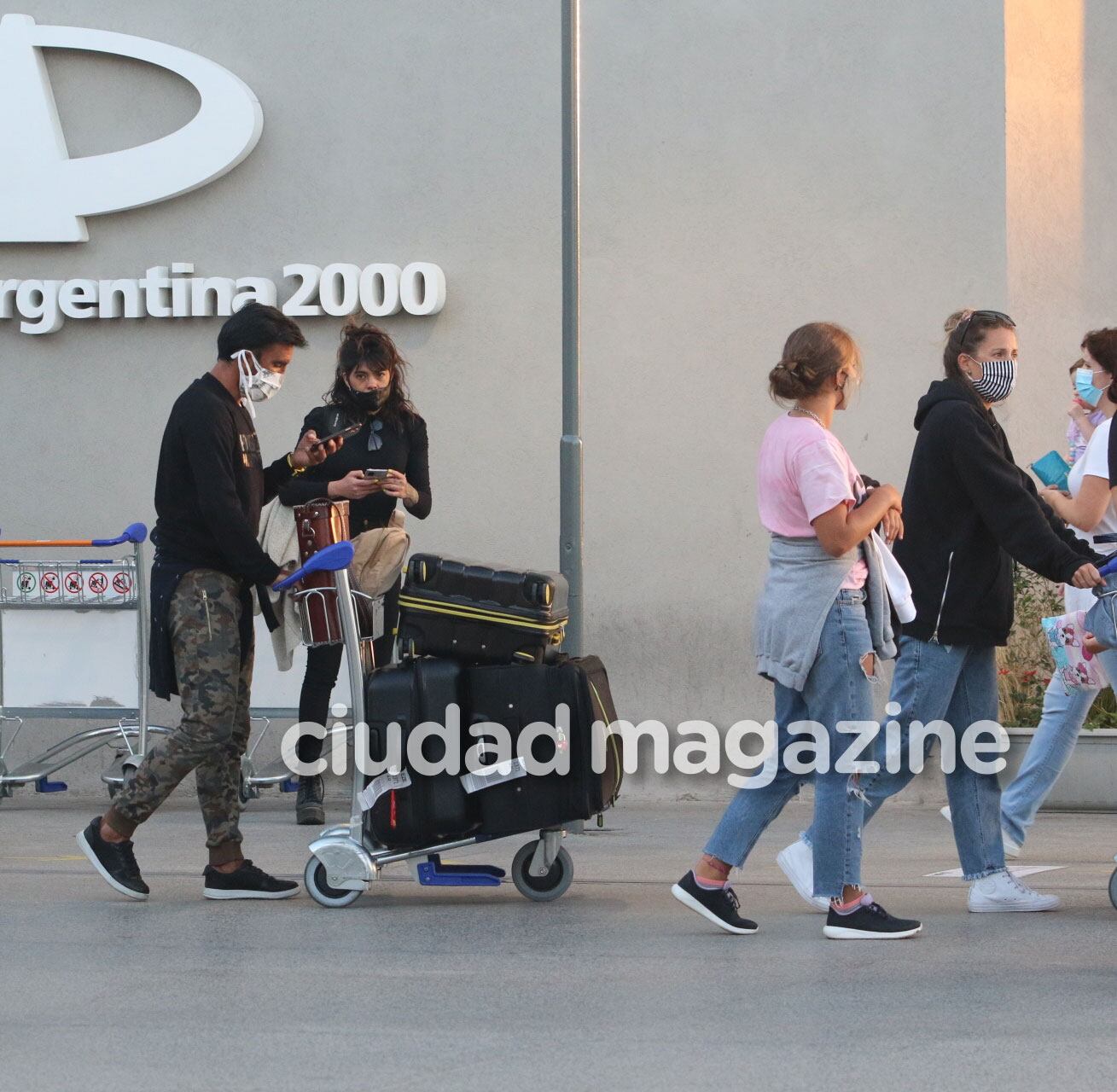 Nicole Neumann y Fabián Cubero regresaron al país junto a Indiana, Allegra y Sienna (Fotos: Movilpress). 