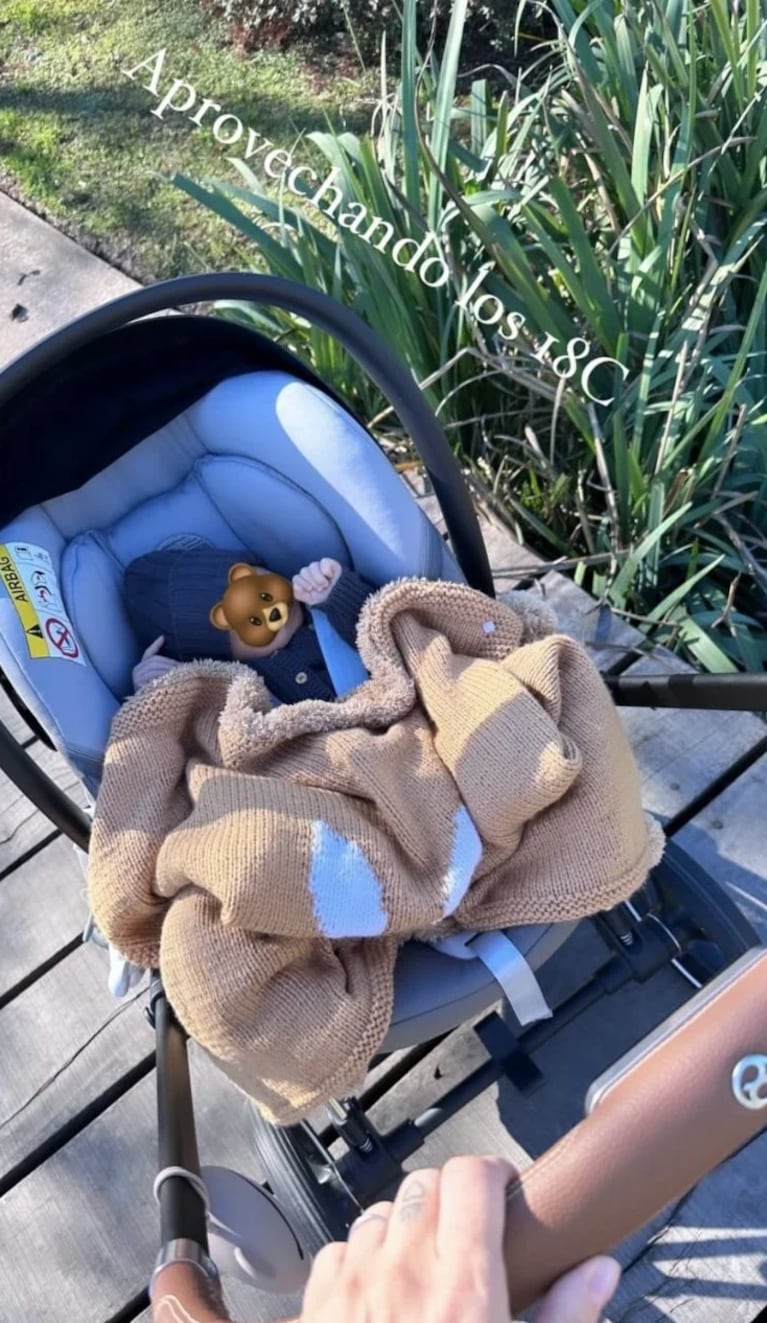 Nicole salió a pasear al aire libre con su hijo.