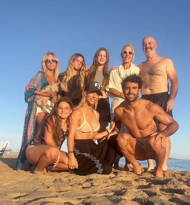 Nicole y sus hijas con la familia de su marido.