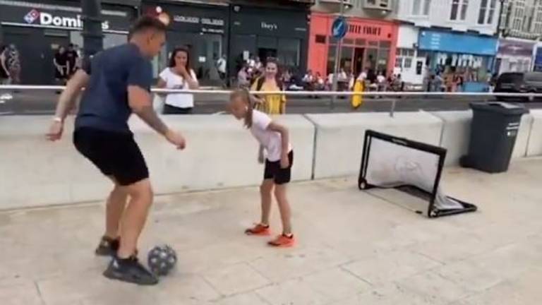 Niña sorprende a un hombre jugando fútbol callejero