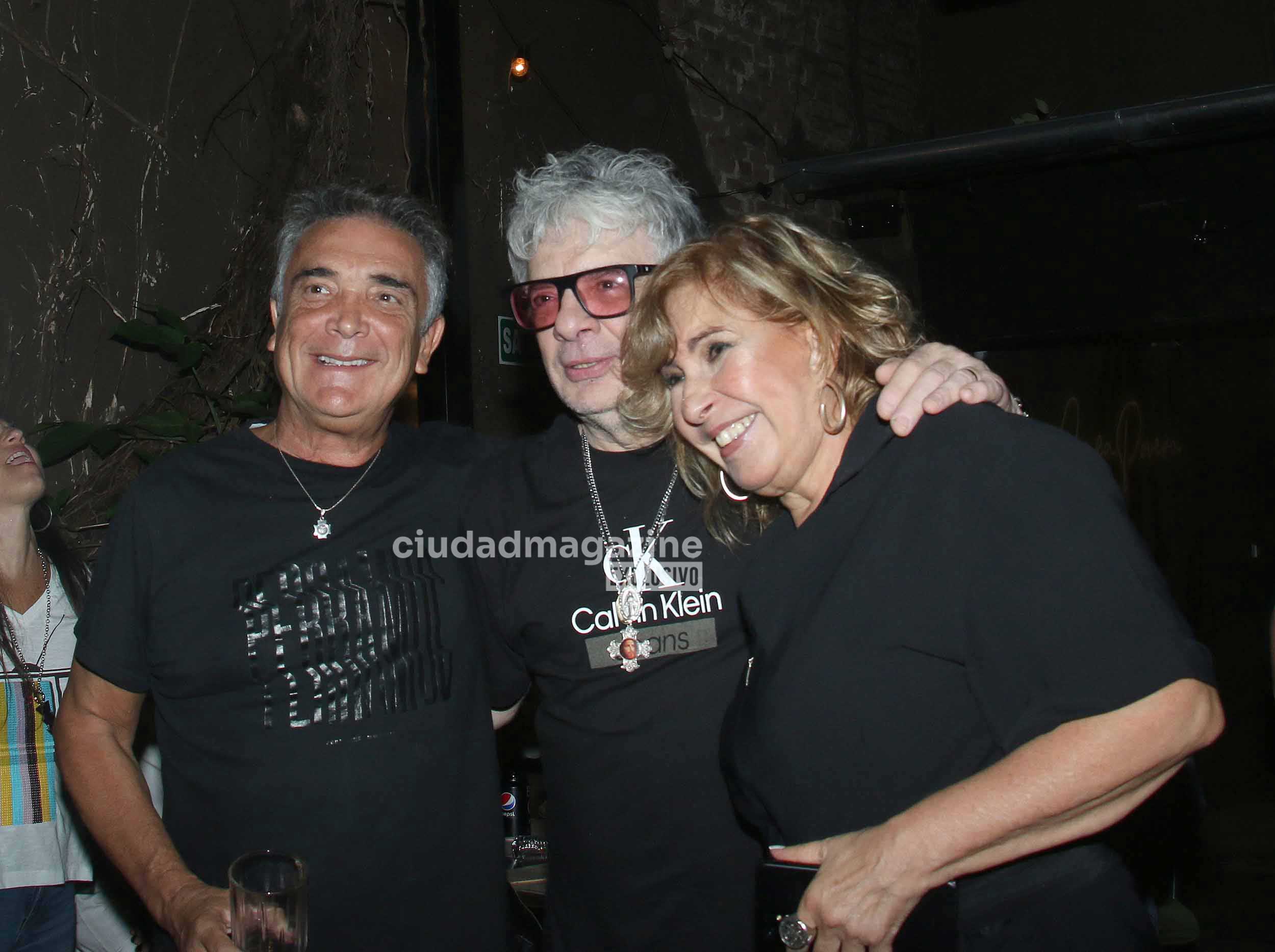 Nito Artaza, Juanse y Georgina Barbarossa en el cumpleaños de Andrea Rincón. (Foto: Movilpress)