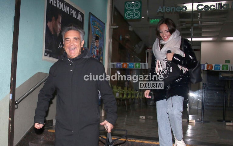 Nito Artaza y Belén Di Giorgio a la salida del teatro (Foto: Movilpress).