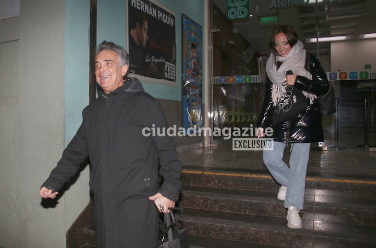 Nito Artaza y Belén Di Giorgio a la salida del teatro (Foto: Movilpress).