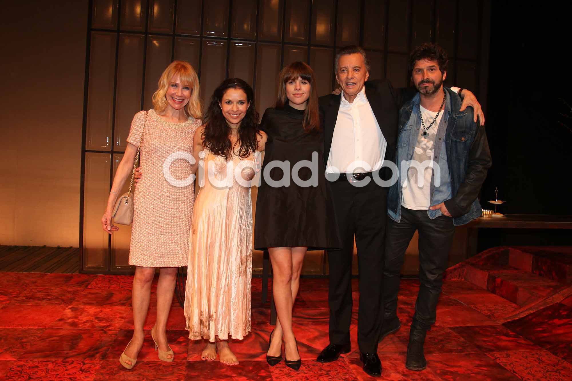 ¡Noche de estreno! Julieta Ortega debutó en teatro acompañada por Iván Noble y su familia. (Foto: Movilpress)