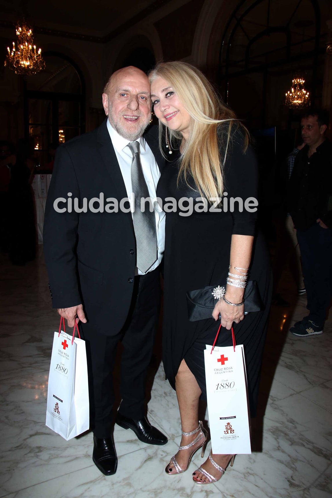 Noche de parejitas y looks en la cena anual de la Cruz Roja Argentina. (Foto: Movilpress)