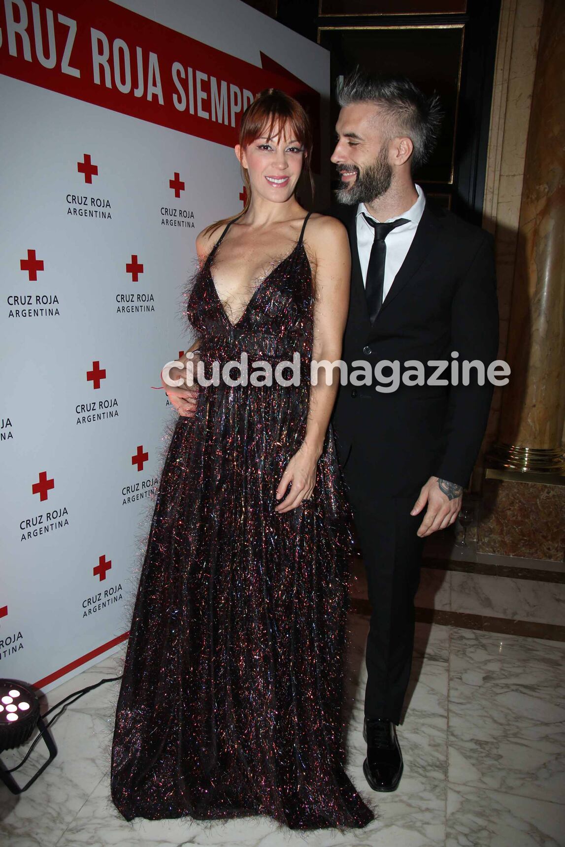 Noche de parejitas y looks en la cena anual de la Cruz Roja Argentina. (Foto: Movilpress)