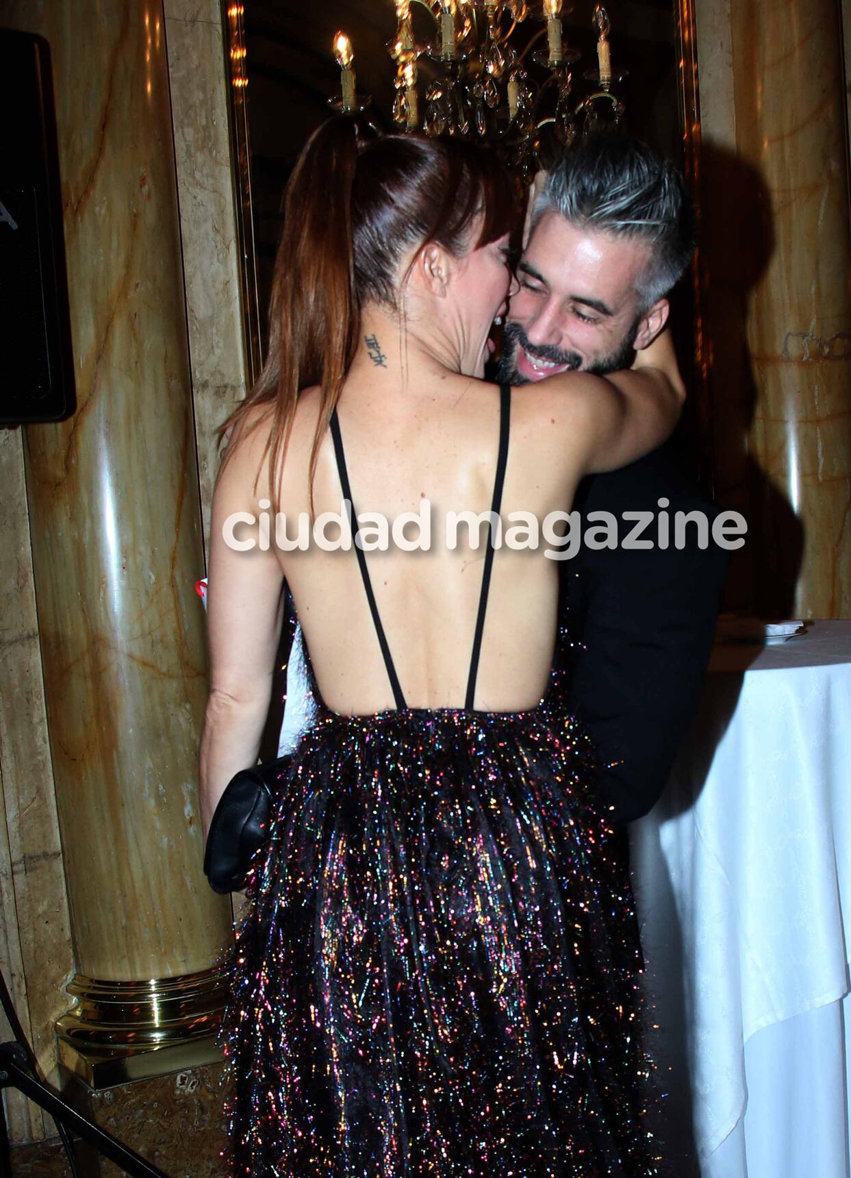 Noche de parejitas y looks en la cena anual de la Cruz Roja Argentina. (Foto: Movilpress)