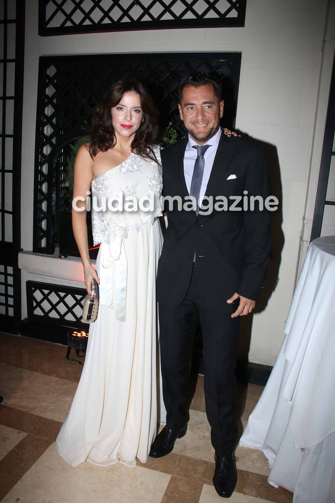 Noche de parejitas y looks en la cena anual de la Cruz Roja Argentina. (Foto: Movilpress)