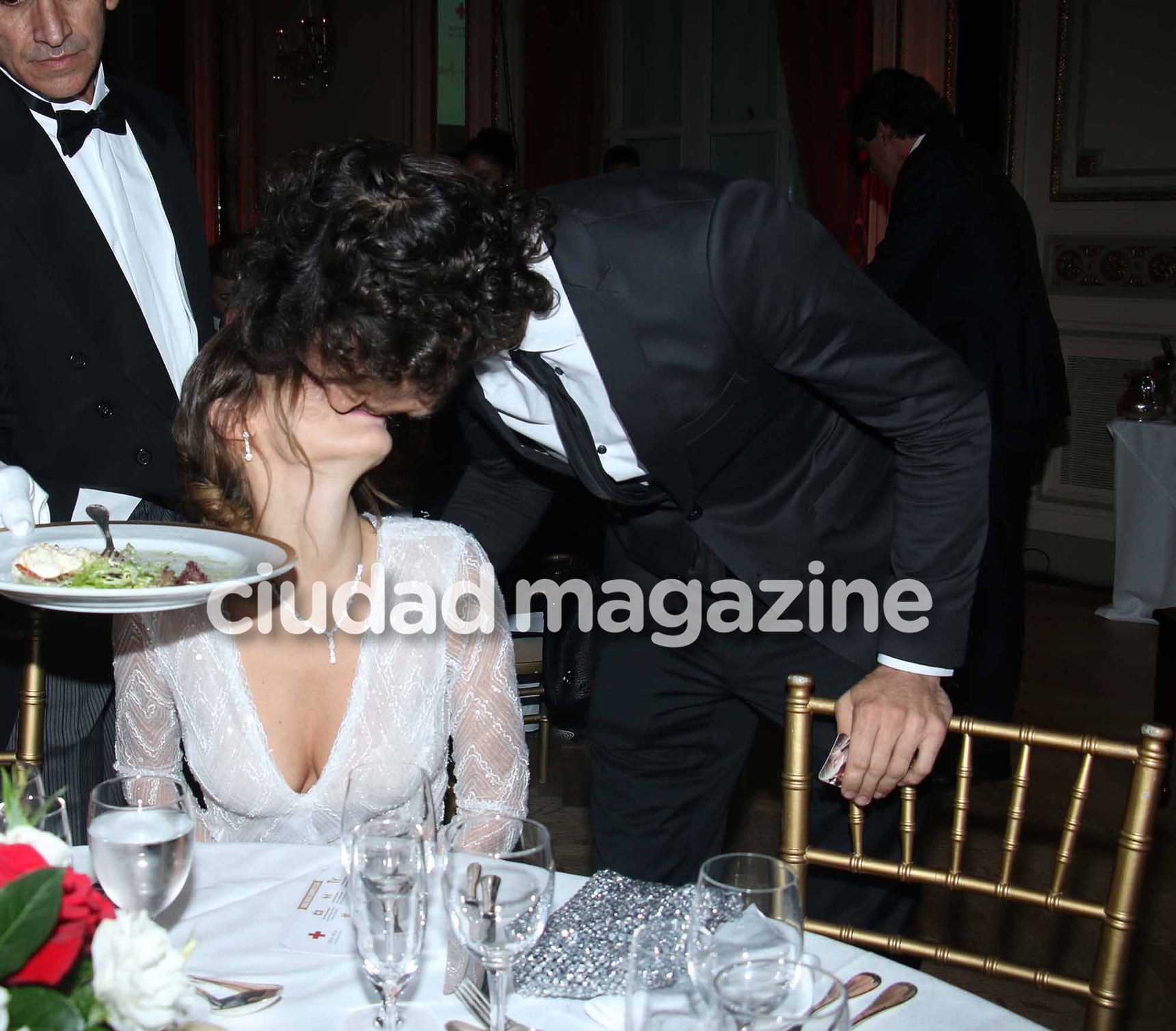 Noche de parejitas y looks en la cena anual de la Cruz Roja Argentina. (Foto: Movilpress)