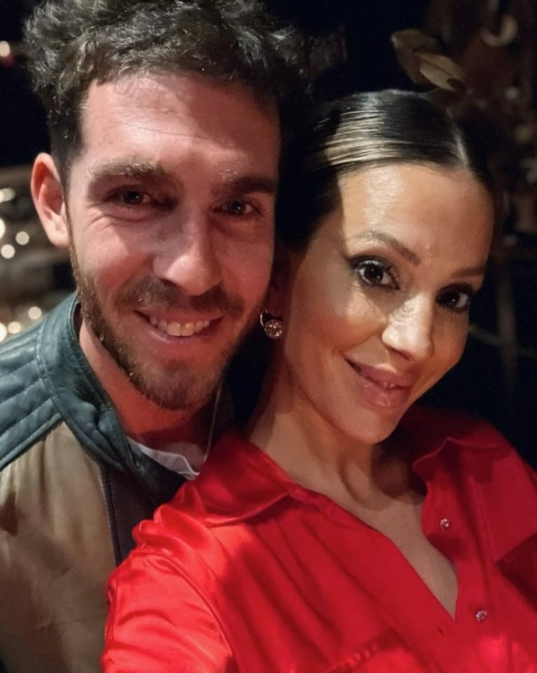 Noelia Marzol deslumbró a su marido con su look: maxi camisa para embarazadas en rojo furioso