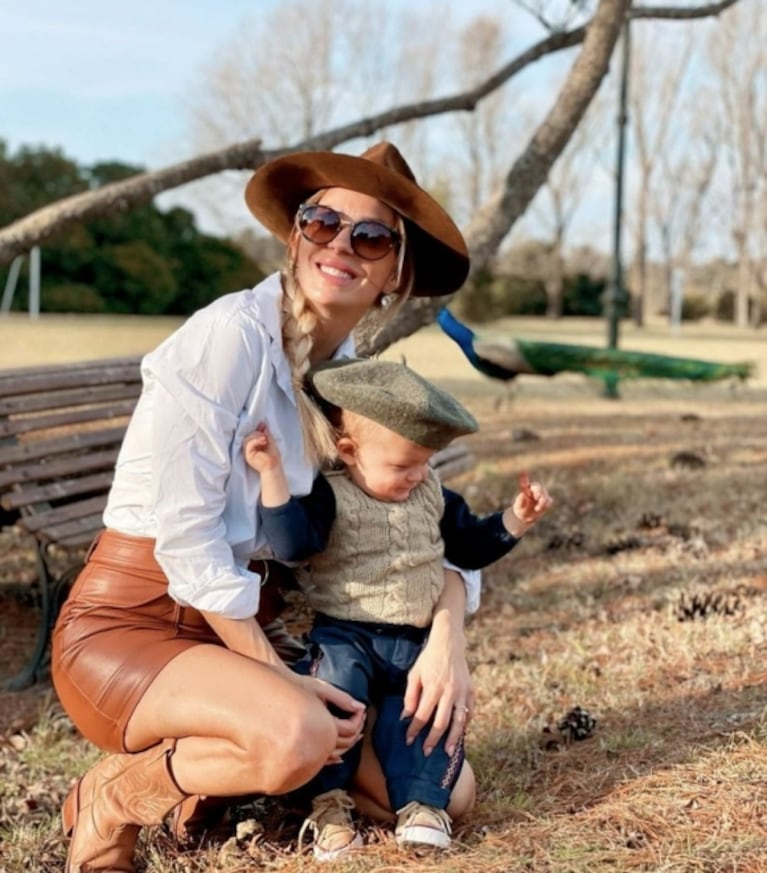 Noelia Marzol deslumbró con su look en el campo: mini engomada y botas texanas