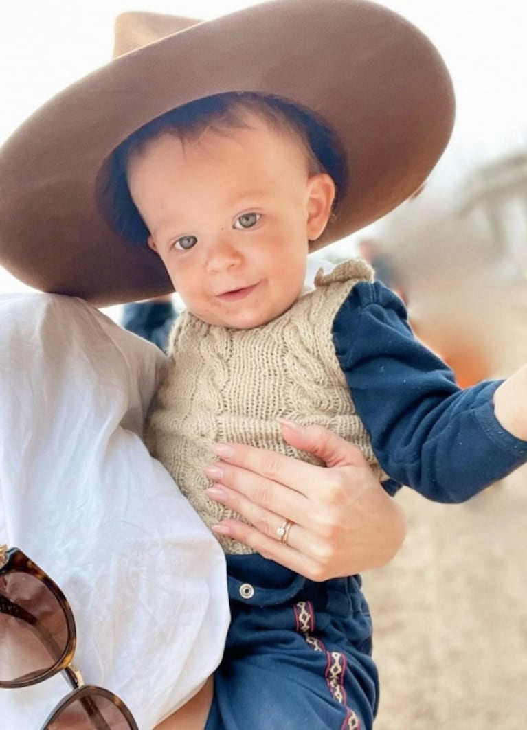 Noelia Marzol deslumbró con su look en el campo: mini engomada y botas texanas