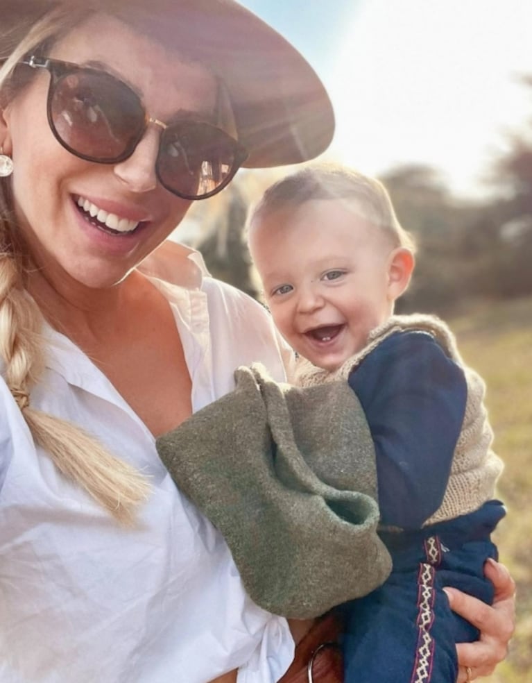 Noelia Marzol deslumbró con su look en el campo: mini engomada y botas texanas