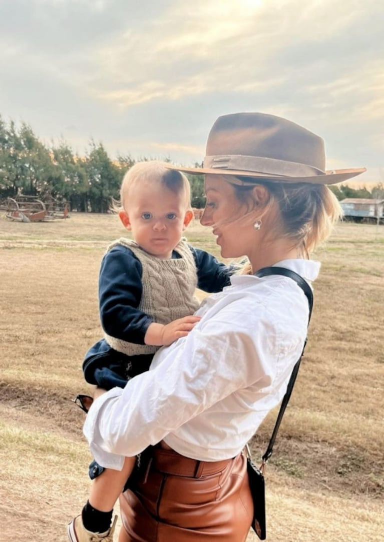 Noelia Marzol deslumbró con su look en el campo: mini engomada y botas texanas