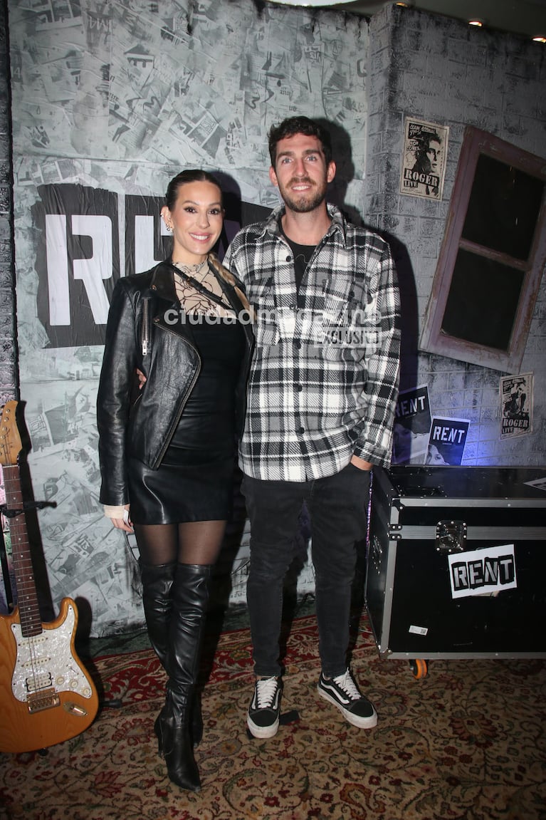 Noelia Marzol y Ramiro Arias fueron al teatro a ver Rent (Foto: Movilpress).