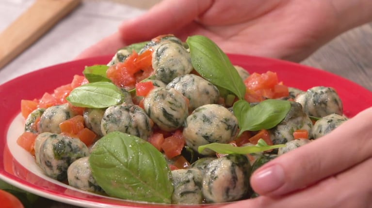 Ñoquis de espinaca con tomates frescos: una propuesta verde e irresistible en cada plato