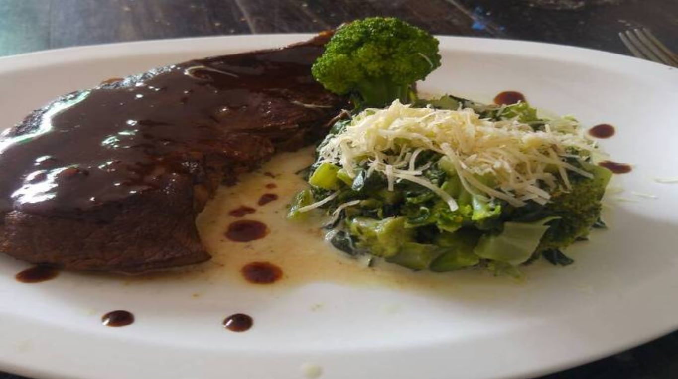 Ojo de bife con espinacas a la crema: un plato jugoso y sofisticado