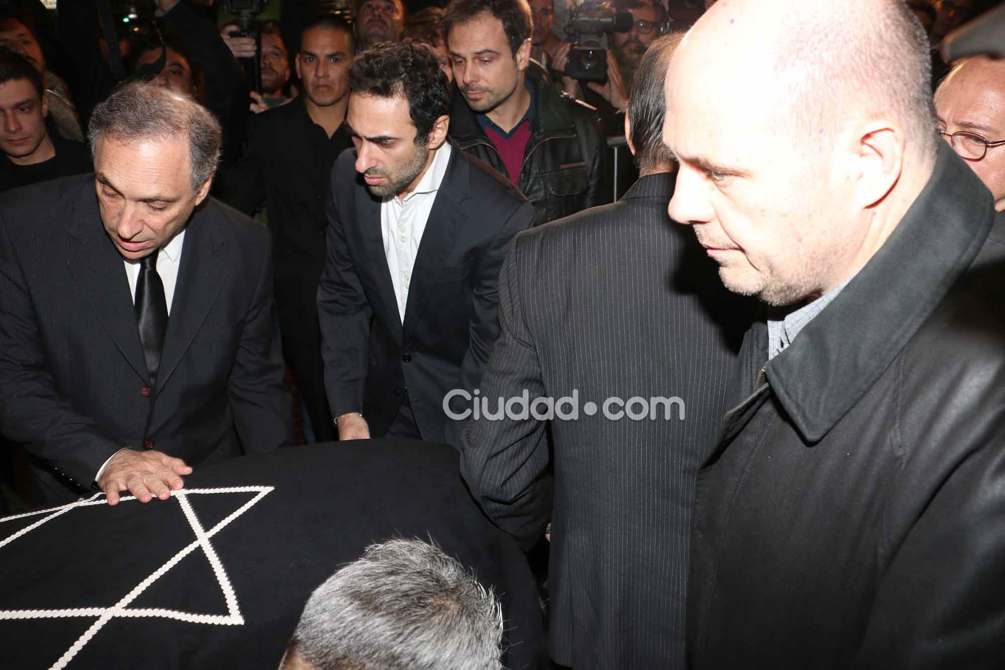 Omar y Diego Romay junto a Rottemberg acompañan el féretro  (Fotos: Movilpress).