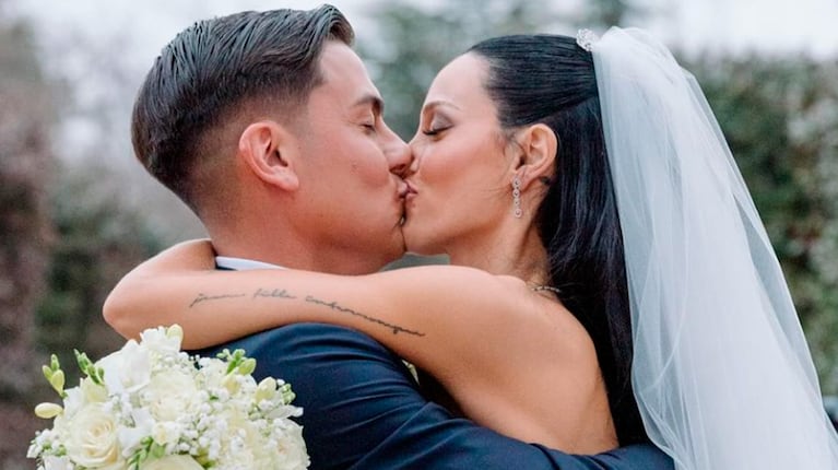 Oriana Sabatini cumplió un mes de casada con Paulo Dybala y lo celebró con fotos inéditas de su boda.