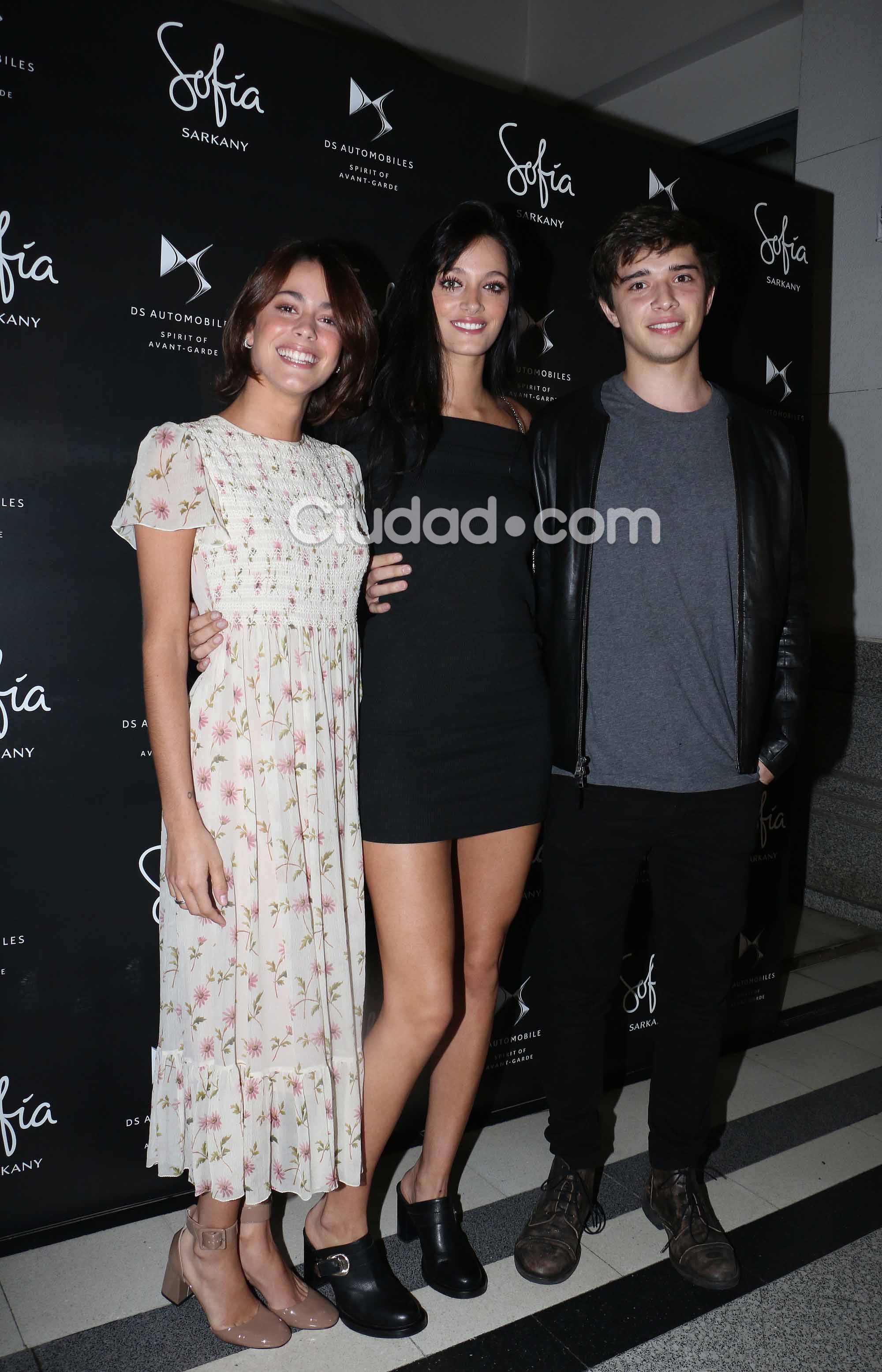 Oriana Sabatini, Julián Serrano y Tini Stoessel (Fotos: Movilpress). 