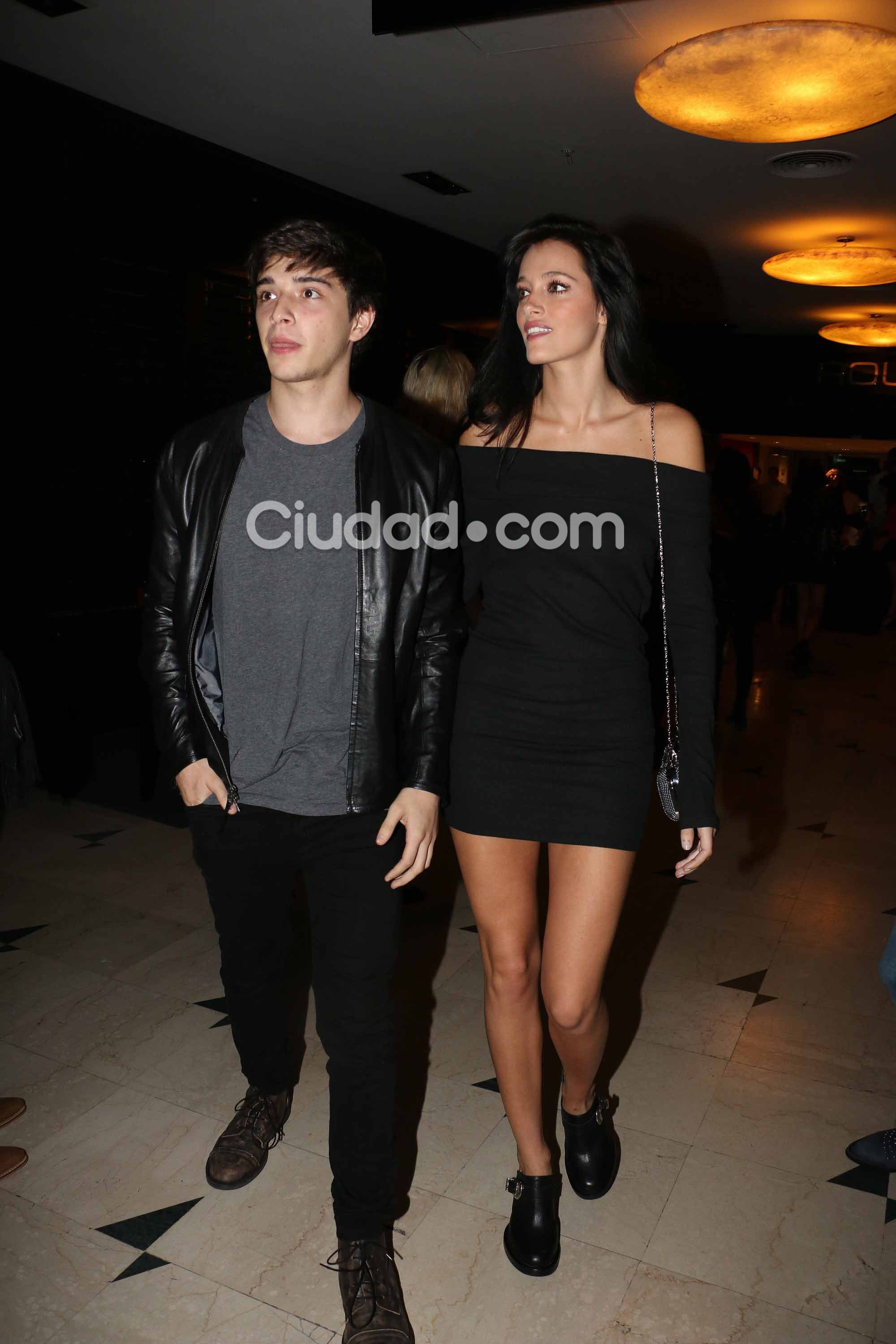 Oriana Sabatini, súper sexy, junto a Julián Serrano (Fotos: Movilpress). 