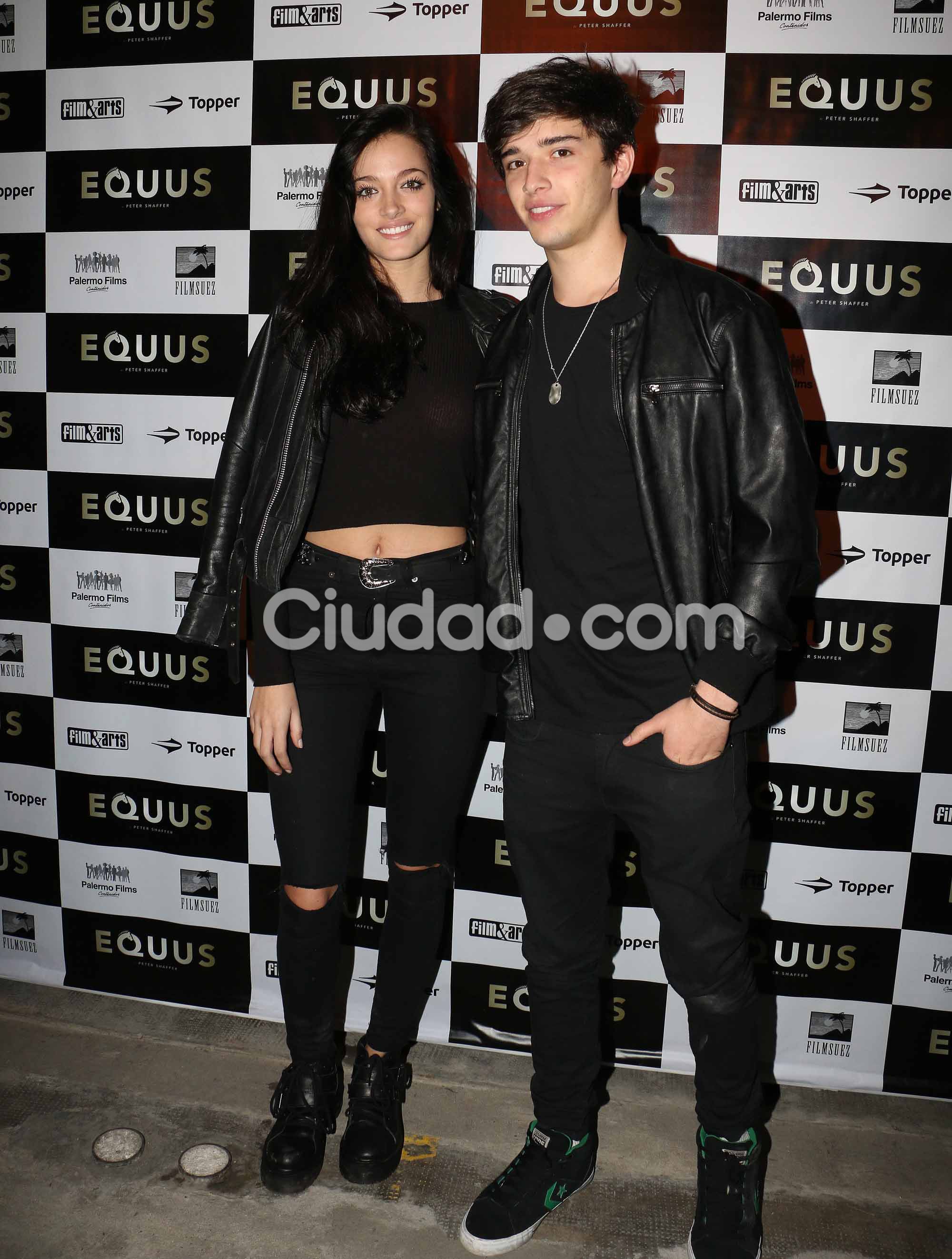 Oriana Sabatini y Julián Serrano, en el debut "al desnudo" de Peter Lanzani. (Foto: Movilpress)