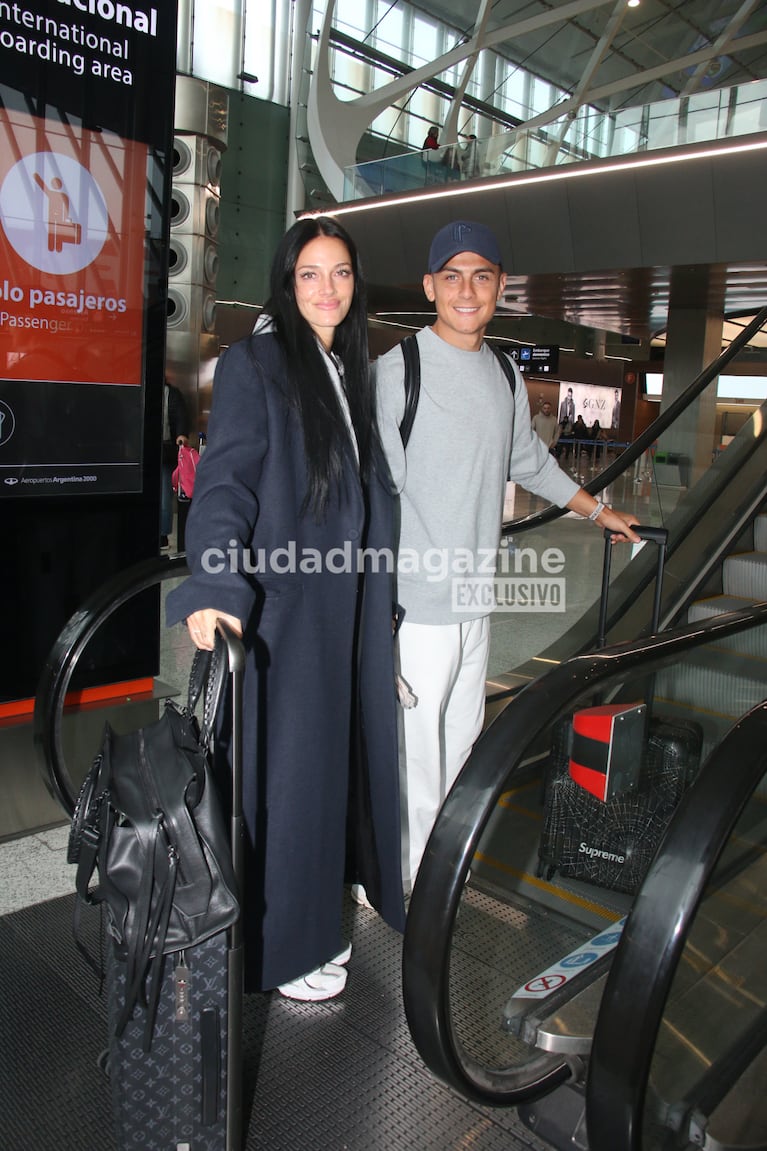 Oriana Sabatini y Paulo Dybala antes de subir al avión.