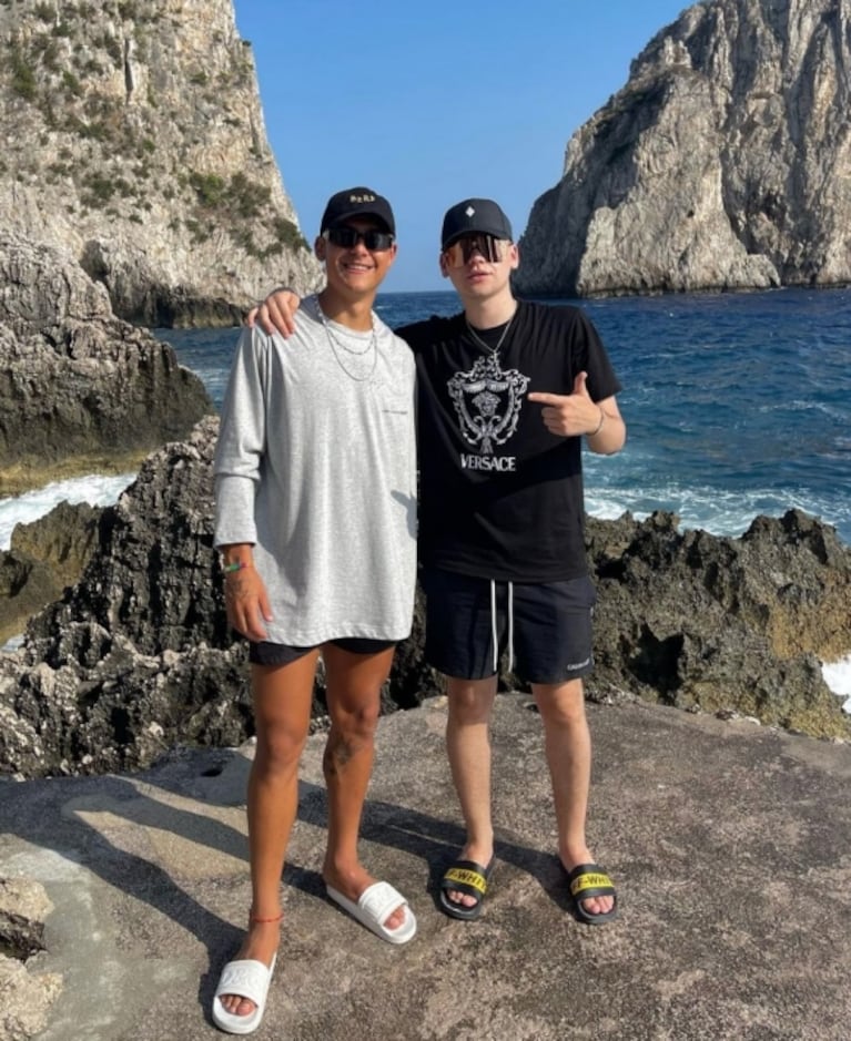 Oriana Sabatini y Paulo Dybala disfrutaron de Capri junto a Bizarrap