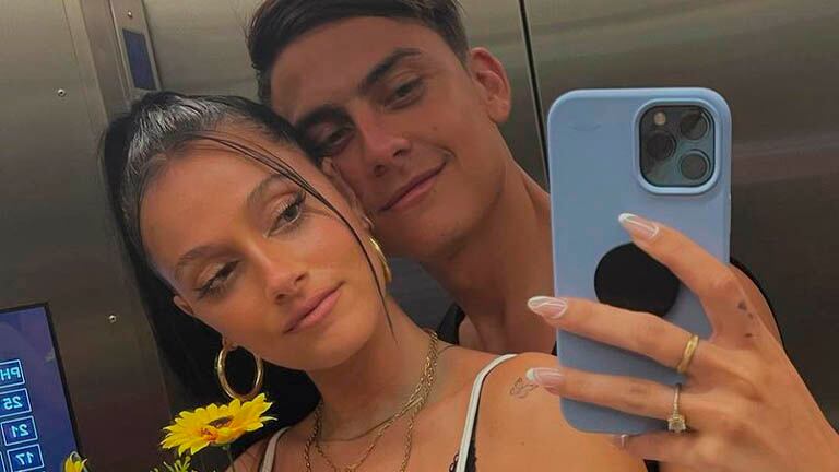 Oriana Sabatini y Paulo Dybala en su residencia.