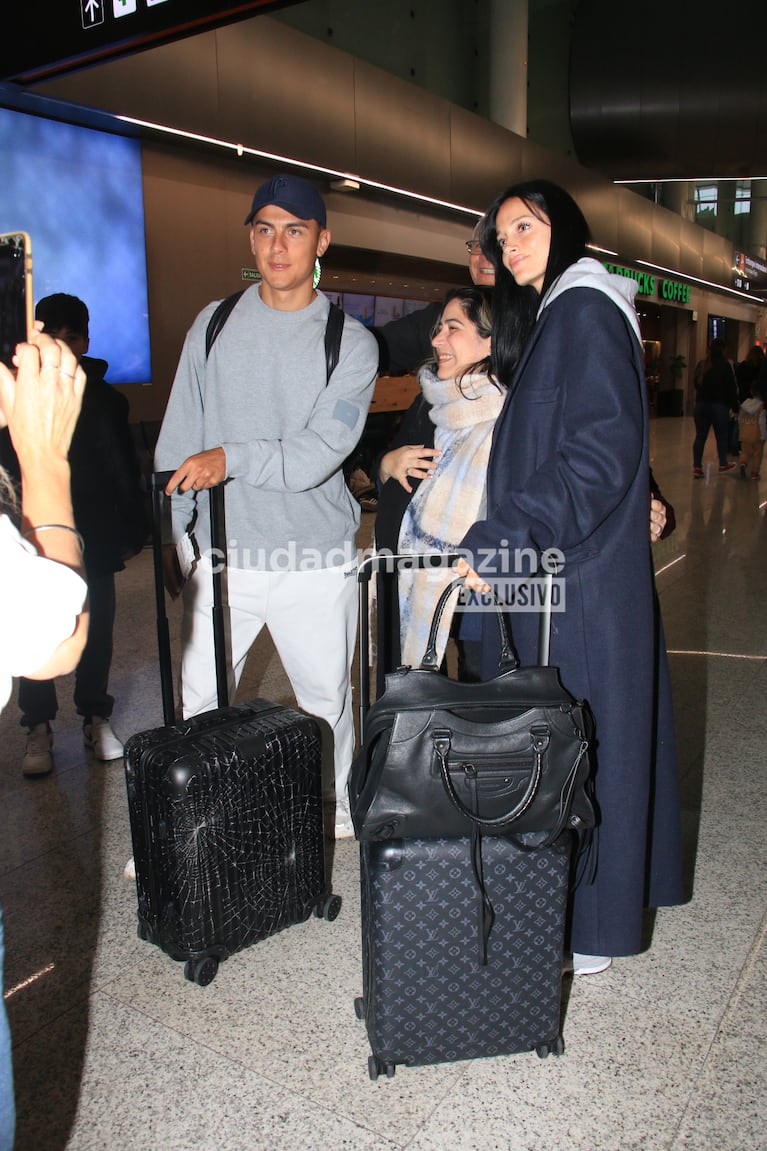 Oriana Sabatini y Paulo Dybala posaron con los fans en Ezeiza.