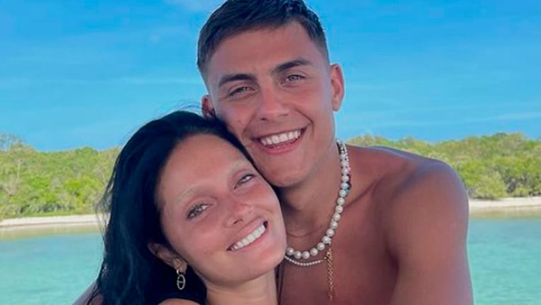 Oriana Sabatini y Paulo Dybala se dedicaron apasionados posteos por sus cuatro años juntos.