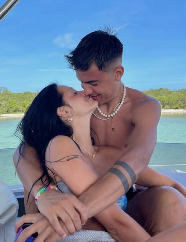 Oriana Sabatini y Paulo Dybala se dedicaron apasionados posteos por sus cuatro años juntos