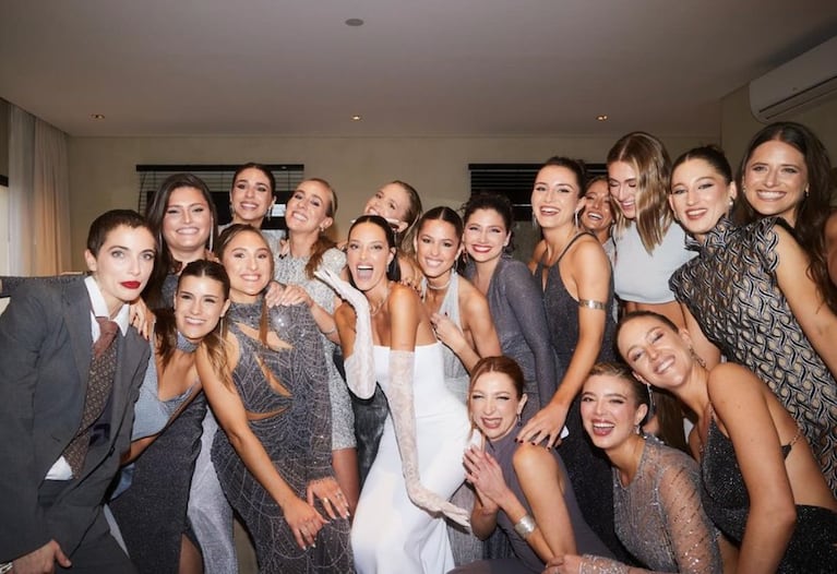 Oriana y sus amigas en su boda.