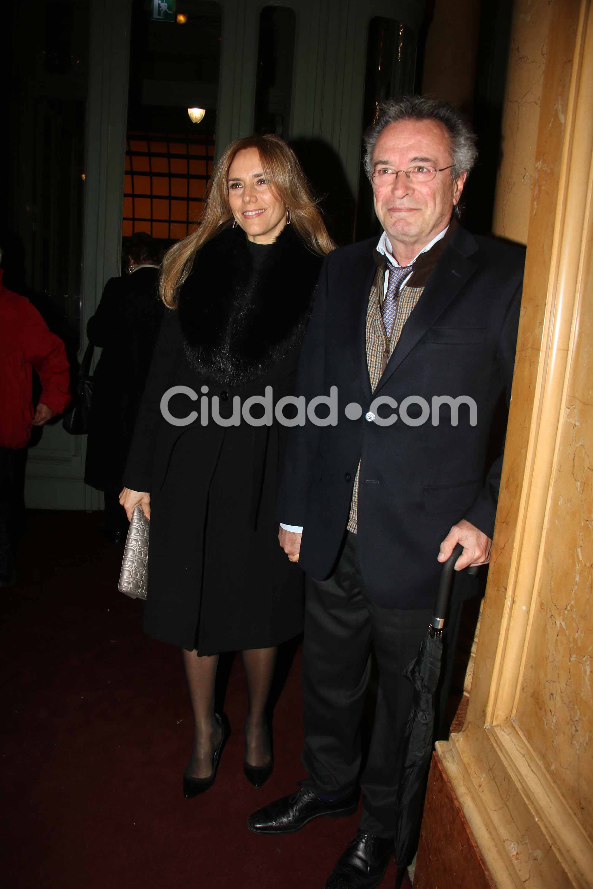 Oscar Martínez con Marina Borensztein en la gala del Teatro Colón. (Foto: Movil Press / Ciudad.com)