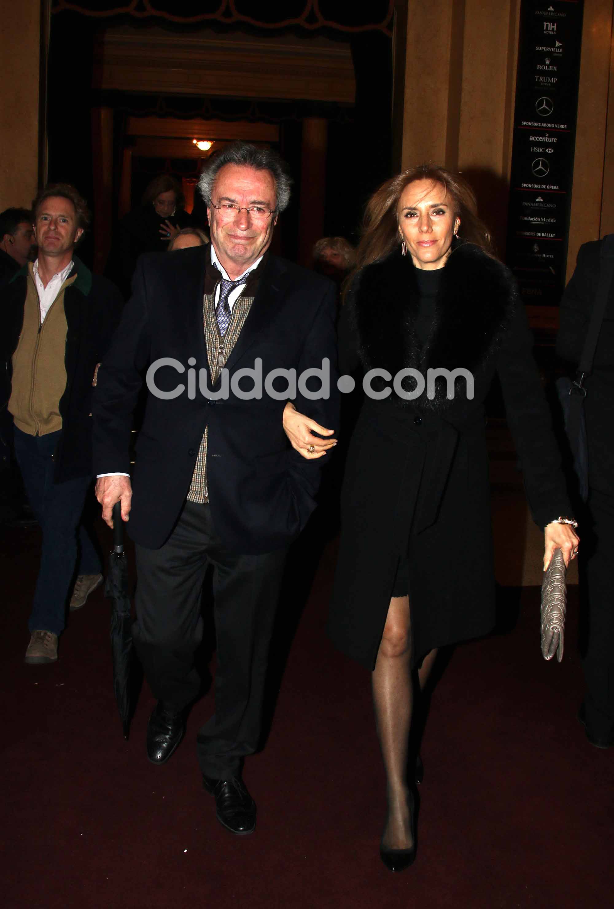 Oscar Martínez con Marina Borensztein en la gala del Teatro Colón. (Foto: Movil Press / Ciudad.com)